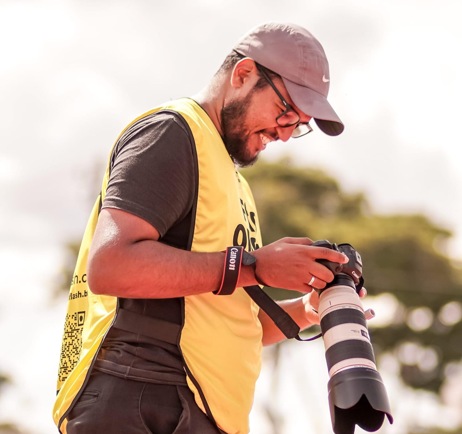 Fotógrafo de evento conferindo as fotos na câmera